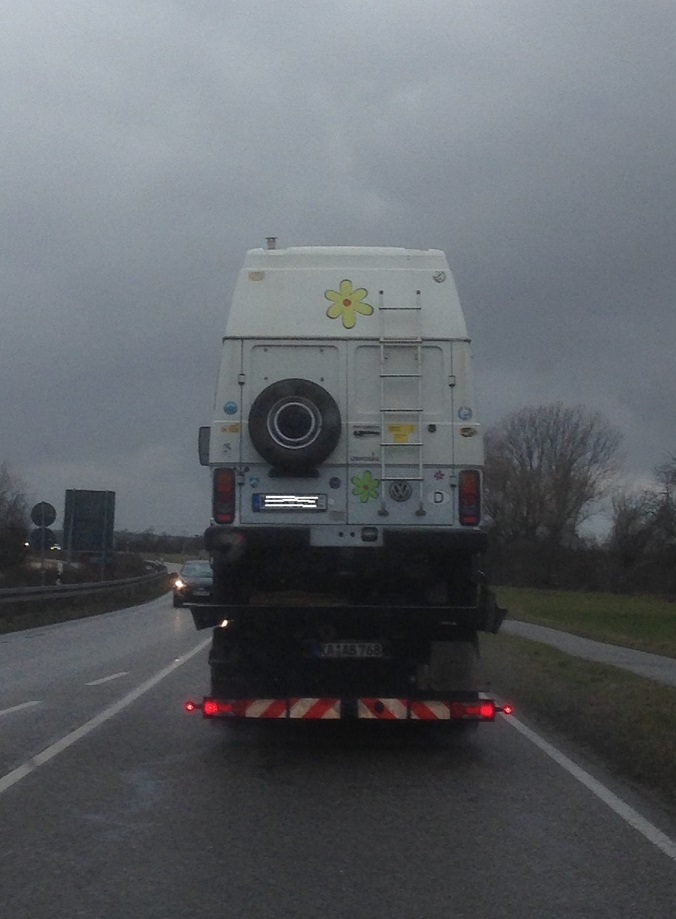 Unser Bus auf einem LKW